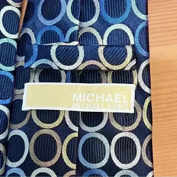 Michael Kors men’s tie in blue circle design 100% silk, 3.5” wide in EUC - Picture 2 of 4